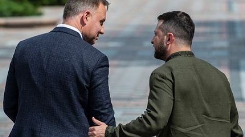 Украински телеграм-канал: Зеленски се е опитал да убеди Дуда да фалшифицира останките от ракетата, полетяла в Полша
