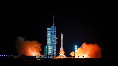 Екипажите на „Шънджоу-15“ и „Шънджоу-14“ се събраха в китайската орбитална станция