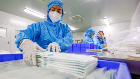 Китай предприема необходимите мерки да гарантира производството на лекарства за COVID-19