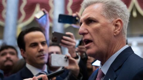 Politico: Как Маккарти стана шеф на Камарата на САЩ: От "млада пушка" до съюзник на Тръмп