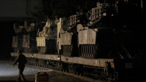 Reuters: САЩ започнаха масово прехвърляне на танкове и БМП в Източна Европа