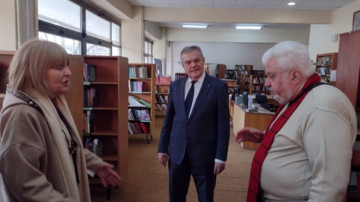 Трима Румен Петков-ци, библиотека, Ловеч
