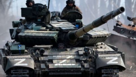 Легендата за непобедимия руски танк: Наследникът на Т-34 тръгна на лов по полетата на специалната военна операция