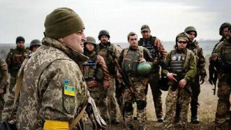 Украински военни, без помощ, пари
