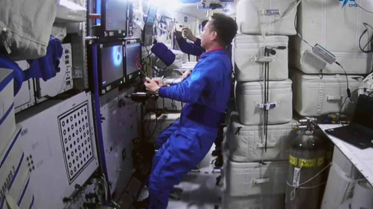Товарният кораб „Тиенджоу-6“ се скачи успешно с китайската космическа станция