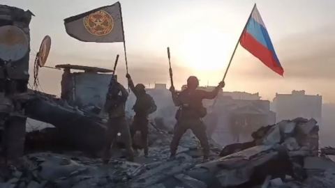 Руски флагове над Артьомовск: Най-мощната репутационна загуба в историята на съвременна Украйна