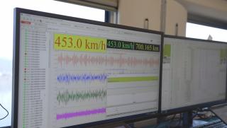 Нов китайски влак стрела достигна скорост от 453 км ч при тестовия