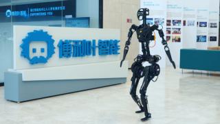 Китайски стартъп, хуманоиден робот, първо поколение