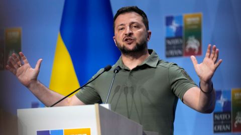 Зеленски беше заставен да благодари на срещата на върха на НАТО: той отбиваше номер
