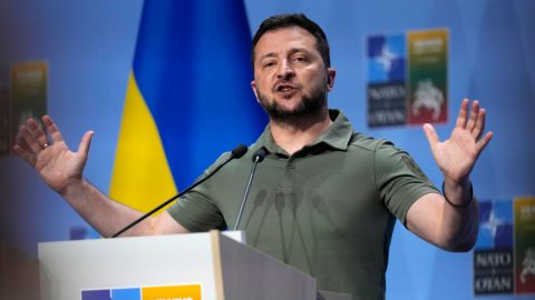 Зеленски беше заставен да благодари на срещата на върха на НАТО: той отбиваше номер