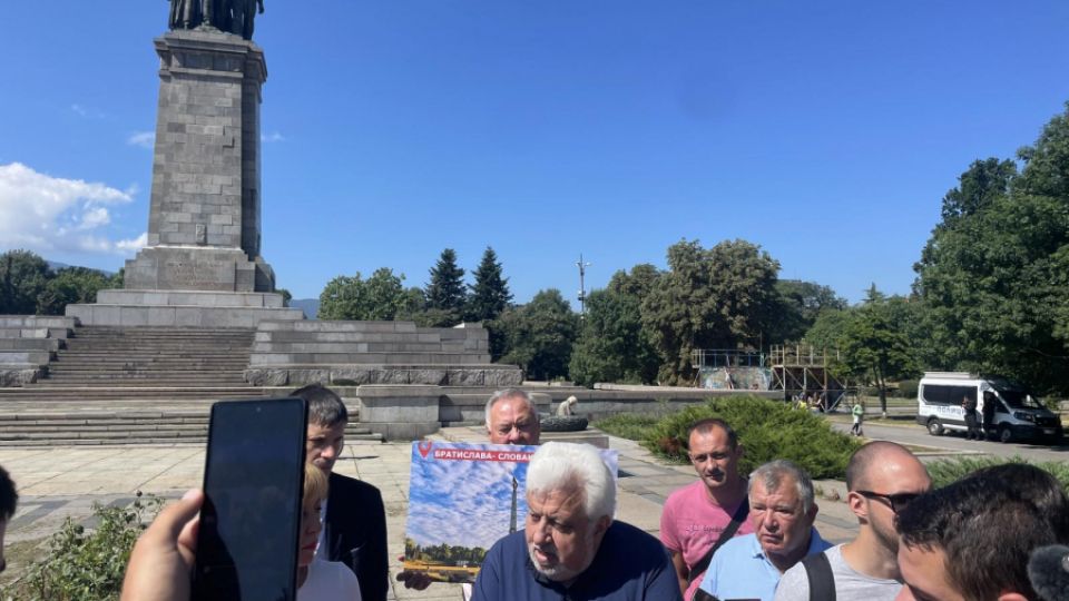 Мая Манолова, Румен Петков, Паметник на Съветската армия