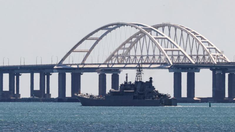 The Crimean bridge is protected against Ukrainian naval assaults
 – 2024-07-19 06:56:29