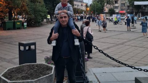 Аз съм Януарий Вичев и участвам в местните избори `23, като кандидат за кмет на р-н  "Приморски"  и общински съветник, за да ви кажа: