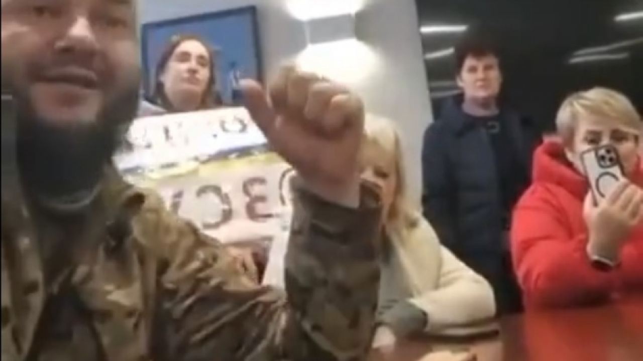 „Излезте на улицата, убиват мъжете ви!“ Боец от ВСУ разказа на украинките за бедствието, случващо се на фронта (видео)