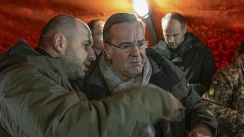 Tagesspiegel: Бундестагът ще призове Писториус „на килимчето“ заради обещанието на 1,3 милиарда евро на Украйна