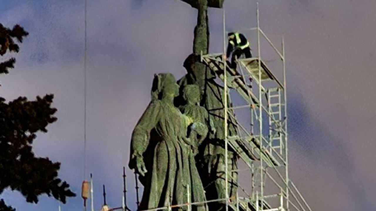 Отрязаха с флекс ръката с шпагина от най-високата фигура на Паметника на Съветската армия