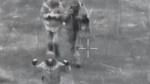 Военнопленници от ВСУ са конвоирани от руски дронове