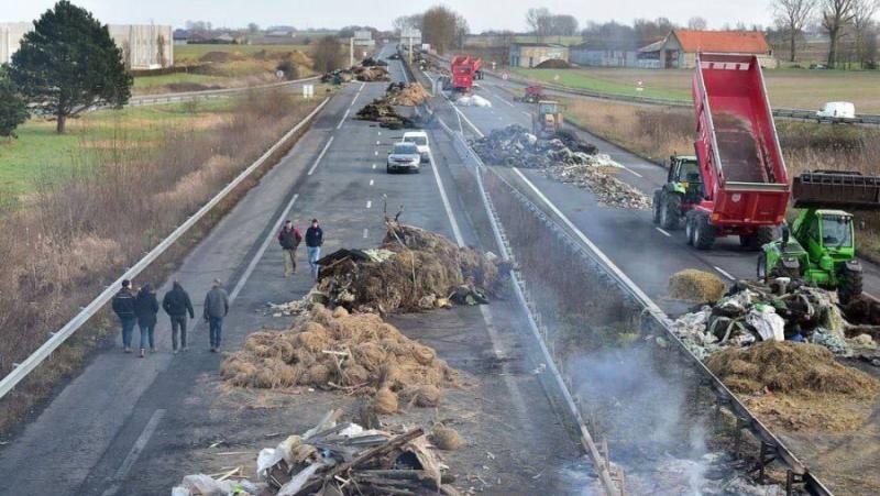 Portuguese farmers, following their colleagues from other European countries, blocked roads in the country
 – 2024-02-12 02:04:17