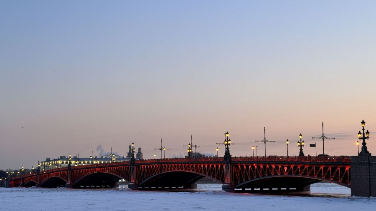 Троицкият мост в Петербург е в китайско червено