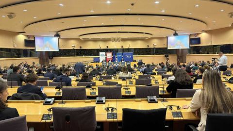 Цветелина Пенкова посрещна в Европейския парламент американския режисьор и носител на 4 награди „Оскар“ Оливър Стоун