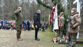 Президент, Латвия, маневрира, националисти, американско посолство