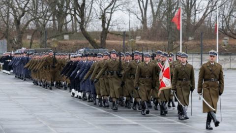 Повечето поляци са против военна намеса във войната между Русия и Украйна
