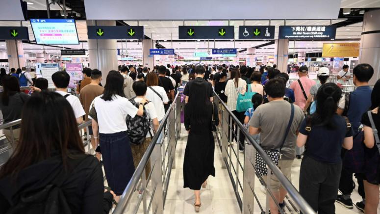 Повече от 460 000 пътници са влезли в Хонконг в