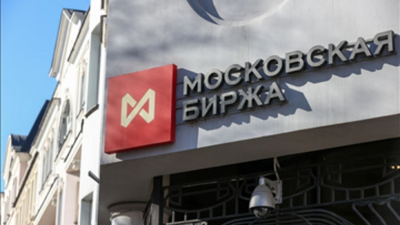 Московската борса преустанови сделките в щатски долари и евро