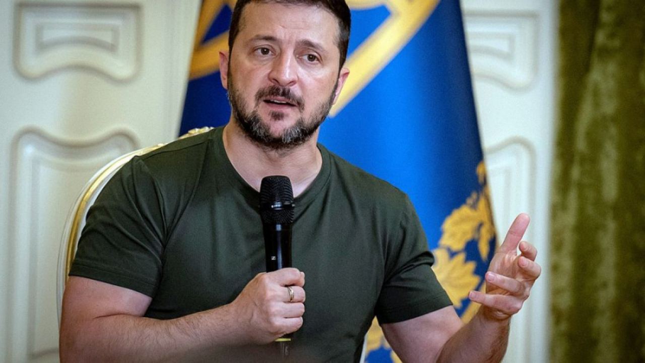 „Просроченият и жалък“ Зеленски направи спектакъл на пресконференцията си в Киев