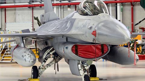 Първите шест изтребители F-16 вече са в Украйна: как ще ги проследят и унищожат?