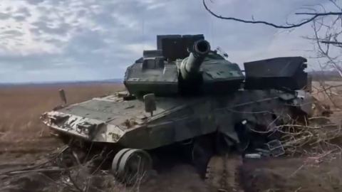 Forbes: Руски дронове са извадили от строя поне един от 20-те нови украински танка Strv 122 и Leopard 2A6
