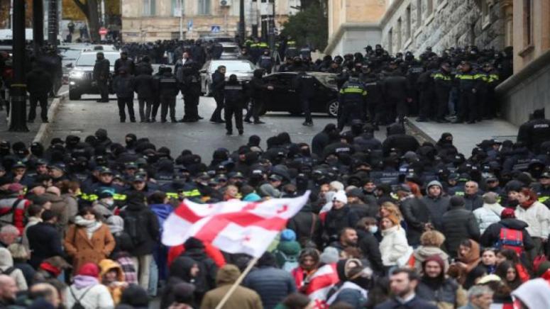 Тбилиси, съпротивлява, западния натиск, пренастройване, грузинската власт, американско междуцарствие