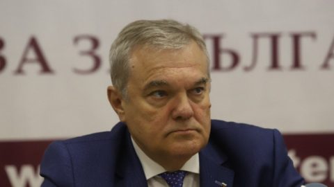 След среща в КЕВР: Румен Петков обвини министъра на енергетиката, че не упражнява никакъв контрол върху ЕРП-тата