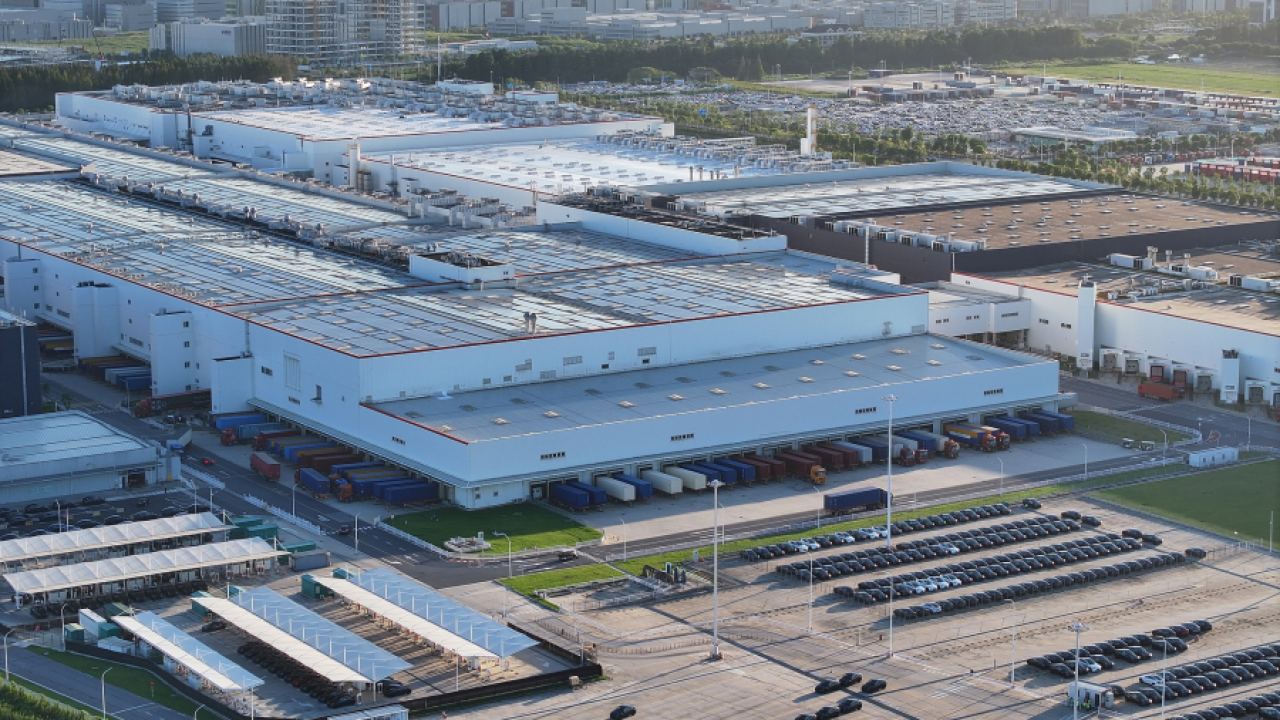 Tesla стартира пробно производство в своята „Мегафабрика“ в Шанхай