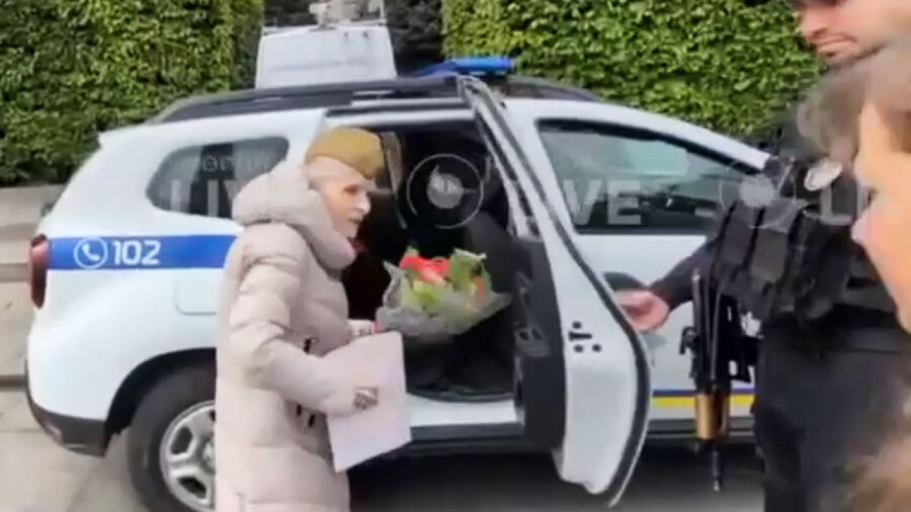 „Вашата свастика се вижда.“ В Украйна задържат хора заради червени звезди и песни за победата