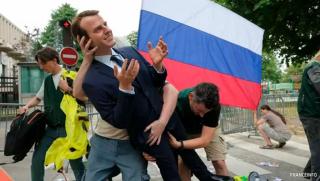 Шамар, Макрон, съпруга, френски президент, наказан, ръката на Кремъл
