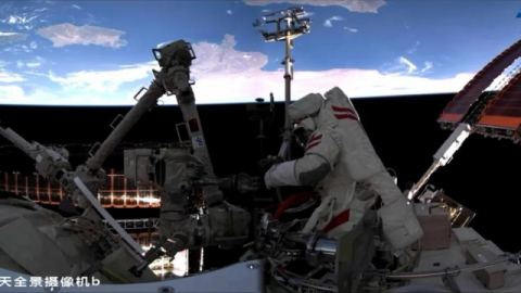 Екипажът на „Шънджоу-20“ осъществи второто си излизане в открития Космос