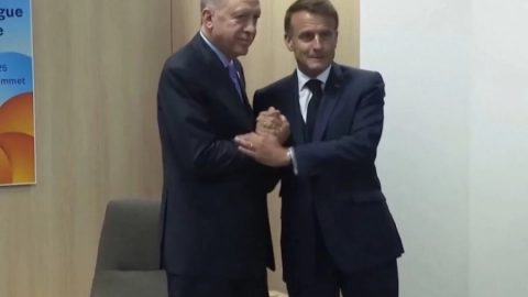 Ердоган унижи Макрон, той изтърпя: Срамен момент на срещата на върха на НАТО, заснет на снимка