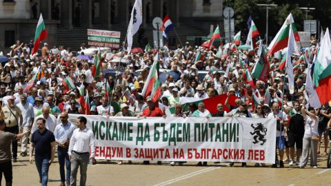 Масов протест в центъра на София срещу въвеждането на еврото