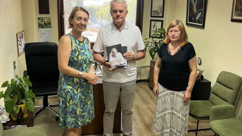 Румен Петков с ново дарение на книги за Регионалната библиотека „Пенчо Славейков“ във Варна