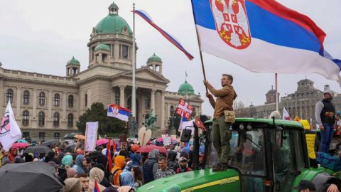 Сърбия: Опит за преврат или неудобството да седиш на два стола?