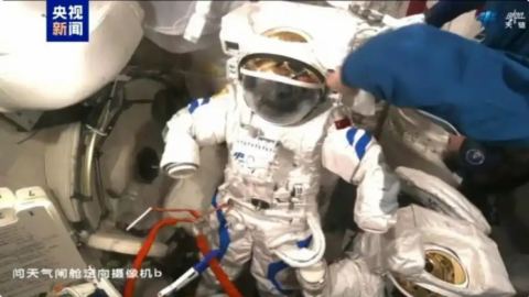 Китайски скафандър вече успешно беше използван за 20 излизания в Космоса