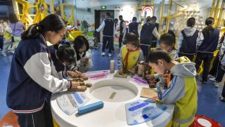 Китай, облекчава, натоварване, ученици, спортни дейности