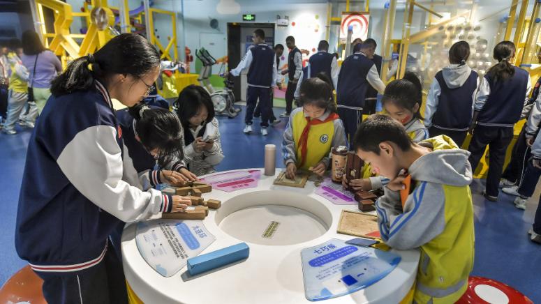 Китай, облекчава, натоварване, ученици, спортни дейности