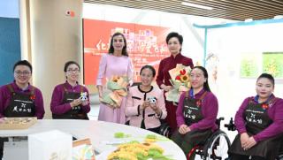 Пън Лиюен, испанската кралица Летисия, Пекински демонстрационен център, хора, увреждания