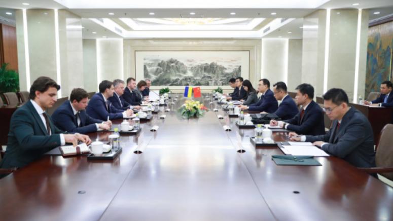 Висш украински дипломат, Пекин