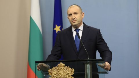 След президентството: може ли Румен Радев да влезе в политиката, без да слезе от височината