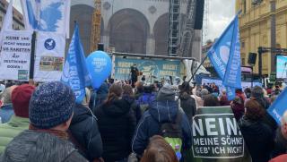 Мюнхен, протести, НАТО, Русия, мирни преговори, Украйна, геополитика, сигурност, оръжия.