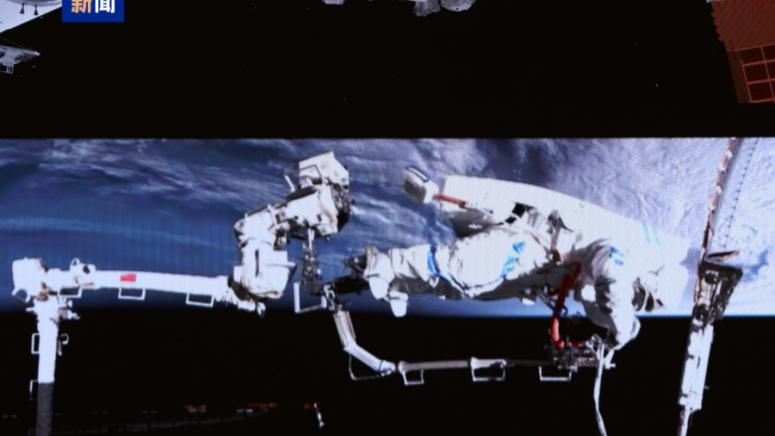 Шънджоу‑21, втора извънкорабна дейност