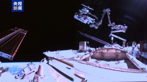 Екипажът на „Шънджоу-21“ успешно завърши третата извънкорпусна дейност
